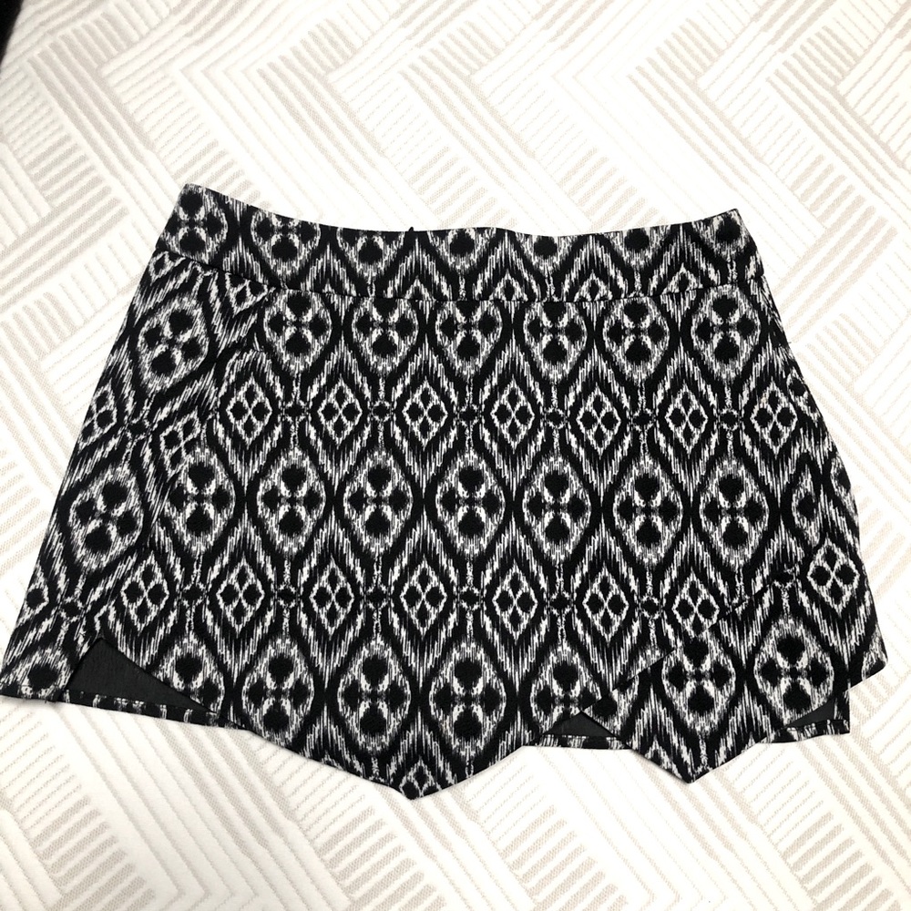 Women’s Aqua patterned black and white skort
